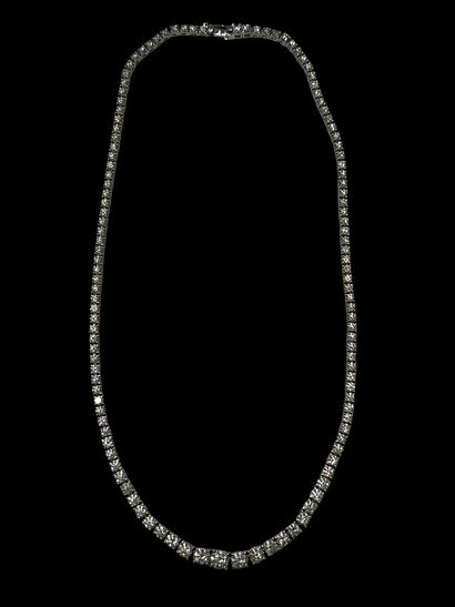 null Collier rivière de diamants 

articulé en or blanc 750°/00 serti de 122 diamants...