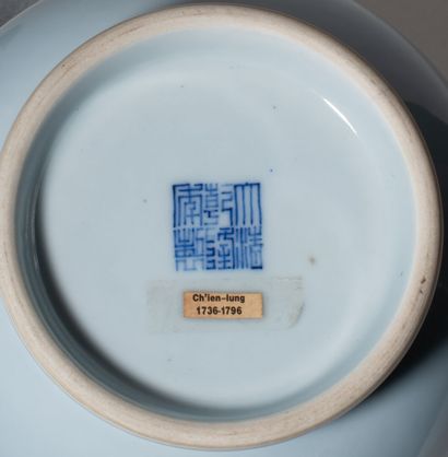 null Vase pansu en porcelaine à glaçure bleu pâle

Chine, marque Qianlong

H: 16...