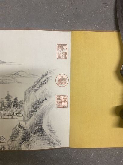 null Rouleau, encre et pigments sur papier

Chine, dynastie Qing, cachets et dates....