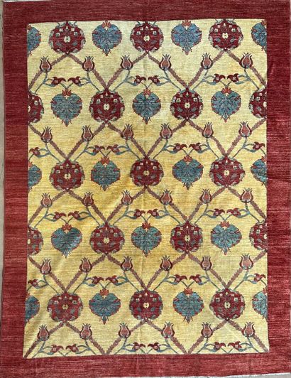 null Grand tapis en laine à fond moutarde à décor de larges motifs feuillagés, bordure...