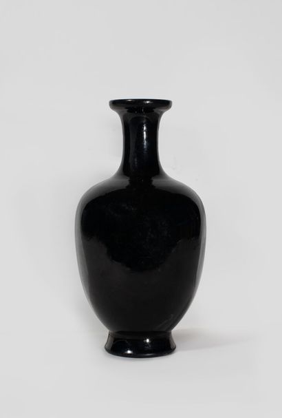 null Vase de forme balustre en porcelaine à glaçure noire

Chine, dynastie Qing

H:...
