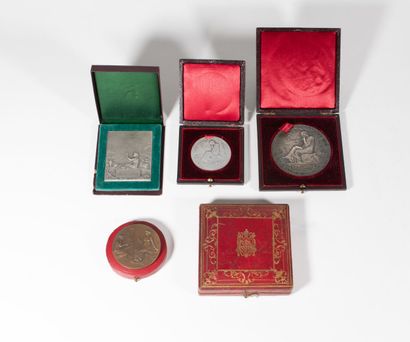 null Lot de quatre médailles en bronze et argent?, trois dédiées à Lucien Augé de...