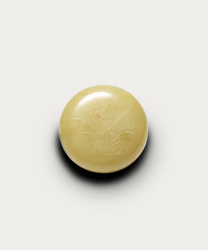 null Boîte couverte ronde en jade jaune "aux lotus" 

Chine, dynastie Qing

Porte...