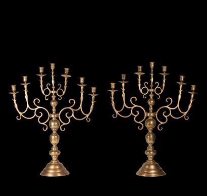 null Paire de grands chandeliers dit "menoras" 

en bronze, chacun à 7 lumières....