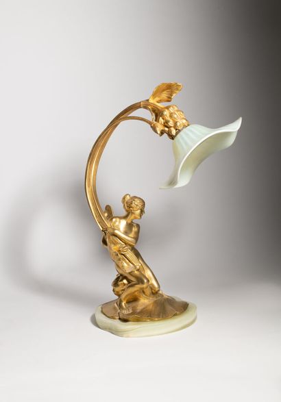 null Maurice Bouval (1863-1916) 

Lampe de bureau en bronze à décor de nymphe ailée...