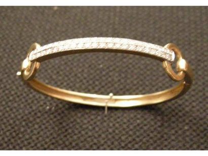 null Bracelet rigide ouvrant en or orné de deux rangs de diamants Réf. 15 / L