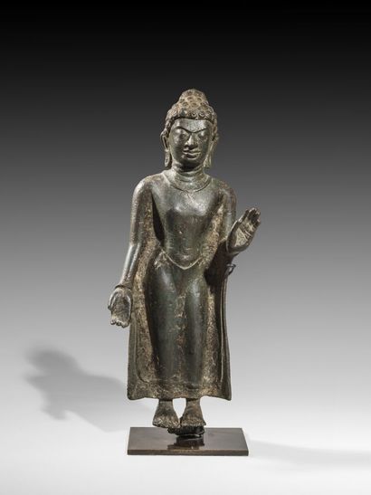null Bouddha debout en bronze à patine brune

Thaïlande, style Dvaravati

H. : 30,5...