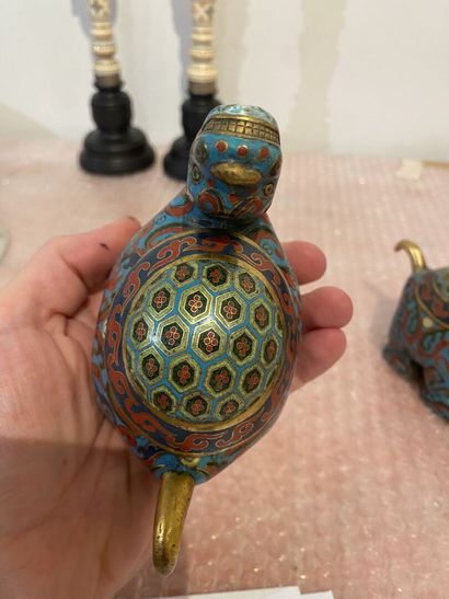 null Paire de tortues en émaux cloisonnés et bronze doré 

Chine, XXe siècle

H.:...