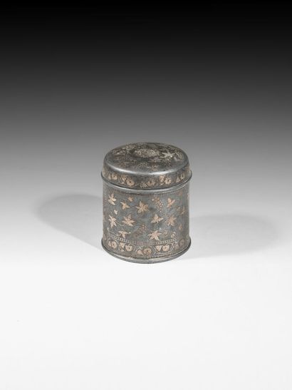 null ROUND COVERED TEA BOX IN BIDRI

INDIA, XIXth CENTURY 

decorated with bunches...