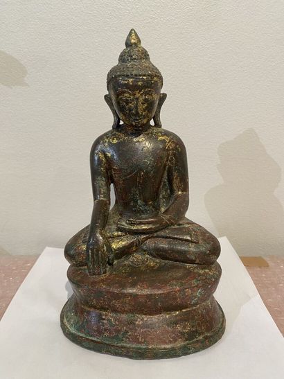 Statuette de Bouddha Maravijaya en bronze...
