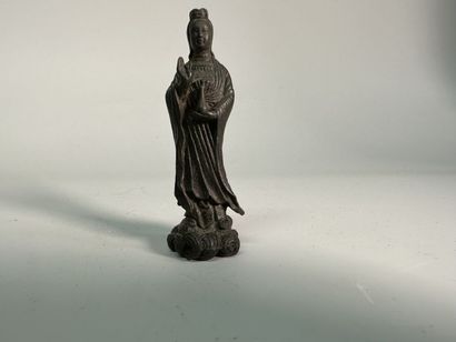 null Statuette de Guanyin en bronze et bouton en grès céladon incrusté, Corée

H....