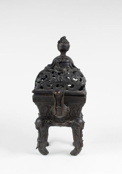 null Brûle-parfum quadripode en bronze

Chine, XVIIe-XVIIIe siècle

les pieds et...