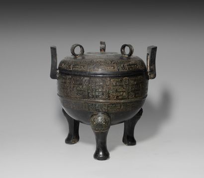 null Récipient couvert tripode en bronze de type dou

Chine, dynastie Qing, XIXème...