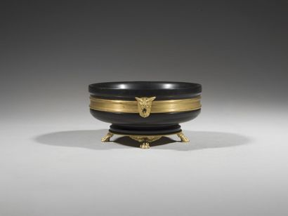 Small black marble and gilt bronze cup

In...