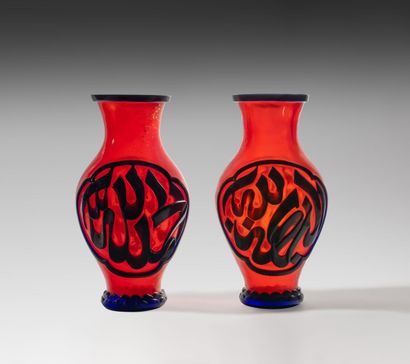 Paire de vases en verre rouge à décor overlay...
