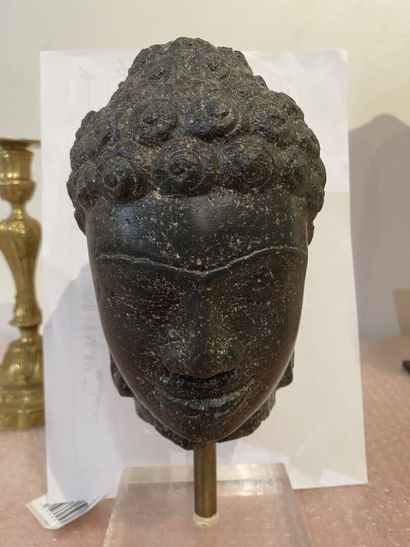 null Tête de Bouddha en granite noir

Thaïlande, style Dvaravati

H.: 18 cm

(00...