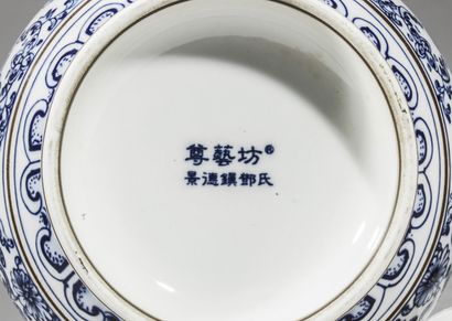 null Vase en porcelaine bleu blanc pansu à col évasé

Chine, XXème siècle 

H.: 30,5...