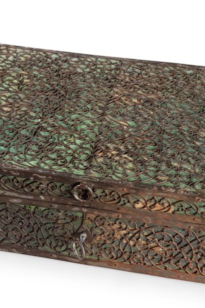 null Coffre en fer découpé et métal laqué vert 

XVIIème siècle, travail probablement...