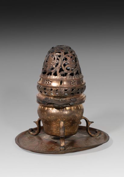 null Brûle-parfum en cuivre doré (tombak)

Turquie, art ottoman, XVIIIe siècle

de...