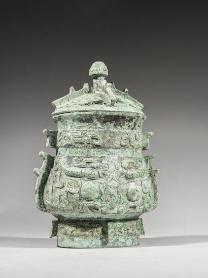 Vase de forme Gui couvert en bronze

Chine,...