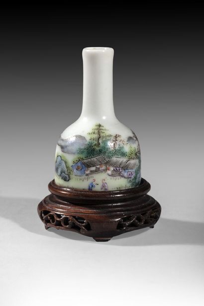 null Vase miniature dit "Mallet vase" de la Famille Rose à décor de scène lacustre

Chine,...