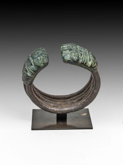 null BRACELET in bronze and iron

Luristan

D : 12 cm

(0666)