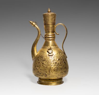 null Aiguière en cuivre doré (tombak)

Turquie, art ottoman, XVIIIe siècle

piriforme,...