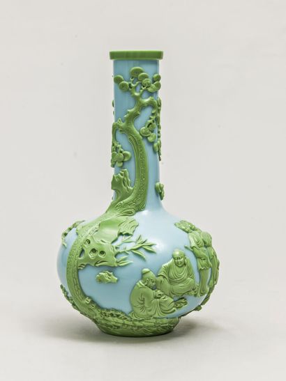 Vase pansu à col étroit en verre bleu overlay...