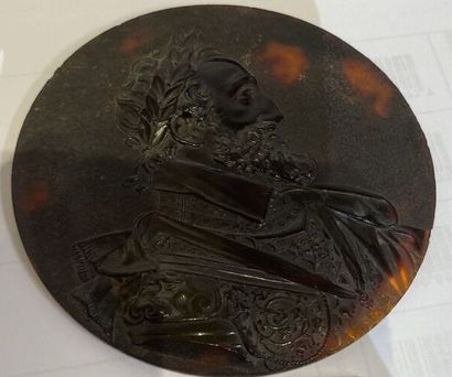 null Miniature ronde en écaille sculpté en léger relief d'un profil d'Henri IV

France,...