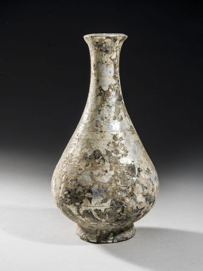 null Bottle-shaped glass vase

Roman style

H. 19 cm

(1021 and 1029)