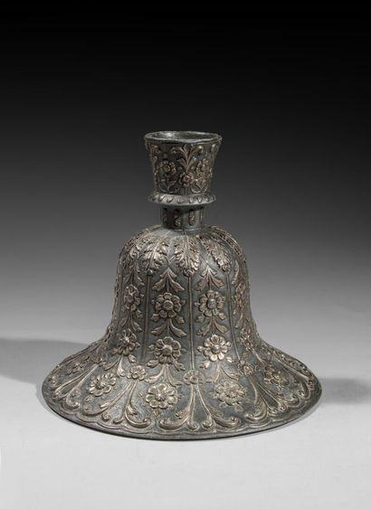 null HUQQA BASE in silver inlaid bidri, huqqa base,

INDIA, DECCAN, 19th CENTURY

bell-shaped...