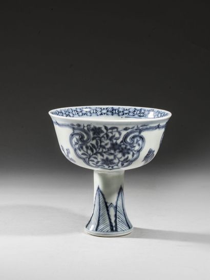 null Ensemble de trois porcelaines bleu blanc

Chine, XXème siècle 

dont un vase...