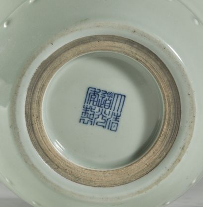 null Vase en forme de tonneau en porcelaine émaillée céladon

Chine, marque apocryphe...