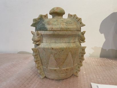 null Vase en pierre dure couverte de forme ronde + 20 pions

Style archaïque

H :...
