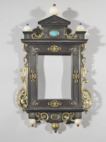 null Miroir en ébène

Italie, XVIIe - XVIIIe siècle

riche ornementation de bronze...