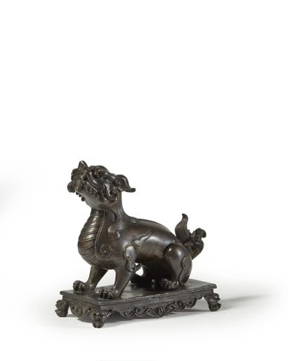 null Statuette en bronze de lion assis sur un socle rectangulaire

Chine, marque...