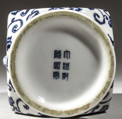 null Ensemble de trois porcelaines bleu blanc

Chine, XXème siècle 

dont un vase...