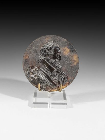 null Round tortoiseshell miniature carved in light relief of a profile of Henri IV

France,...