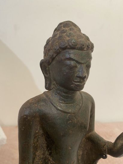 null Standing Buddha in bronze with brown patina

Thailand, Dvaravati style

H. 30,5...