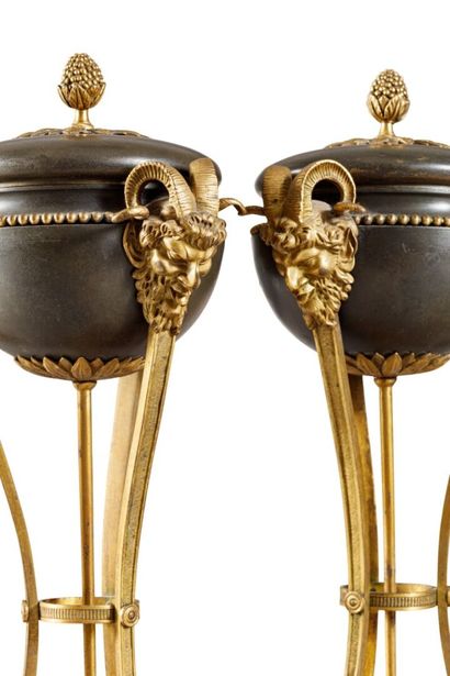 null Pair of patinated and gilt bronze cassolettes

End of the Louis XVI period,...