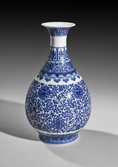 Vase hu yuhuchunping en porcelaine bleu blanc...