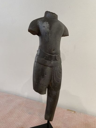 null Statue de Bouddha en grès sculpté d'un torse masculin orné d'un sampto (recollé)

Khmer,...
