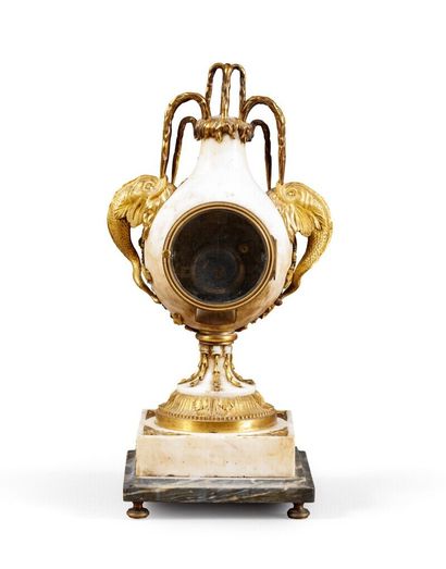 null Pendule en marbre et bronze doré 

Epoque Louis XVI, vers 1780, d'après un modèle...