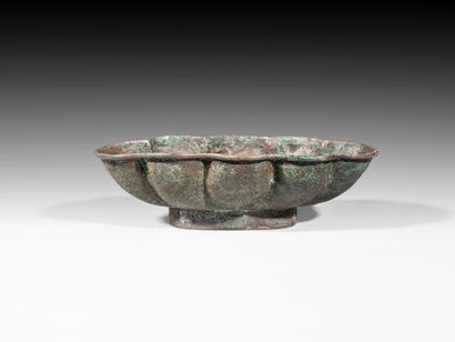 null Incised copper bowl with poly-lobed edges 

China

decorated with birds clashing...