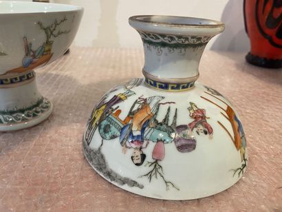 null Paire de coupes sur pied en porcelaine dans le goût de la Famille Rose 

Chine,...