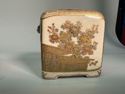 null Brûle-parfum de forme carrée en faïence Satsuma

Japon, époque Meiji (1868-1912),...