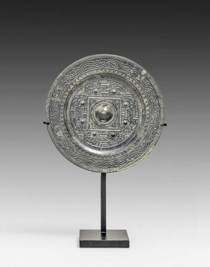 null Miroir en bronze à motif rayonnant

Chine, dynastie Han 

D.: 18,8 cm

(240...