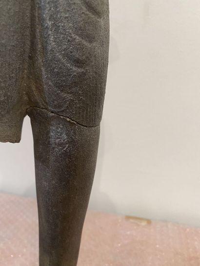 null Statue de Bouddha en grès sculpté d'un torse masculin orné d'un sampto (recollé)

Khmer,...