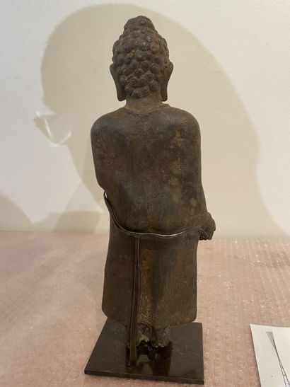 null Standing Buddha in bronze with brown patina

Thailand, Dvaravati style

H. 30,5...