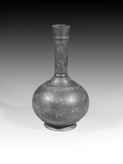 null Bottle in bidri and silver decoration 

India, 19th century

decorated with...